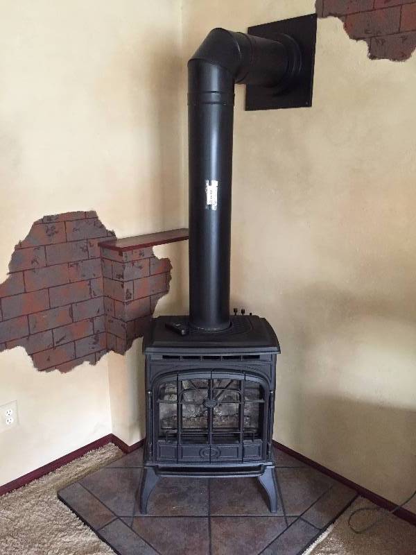 lot 99 image: Like New Quadra-Fire Garnet Gas Stove Matt Black with Standard Safety Screen - Retails New $1800