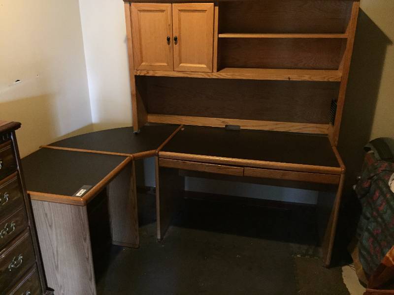 lot 106 image: Super Smart & Sharp Looking Wood & Black Tabletop Executive or Home Office Desk & Hutch with Cupboard - Excellent Condition