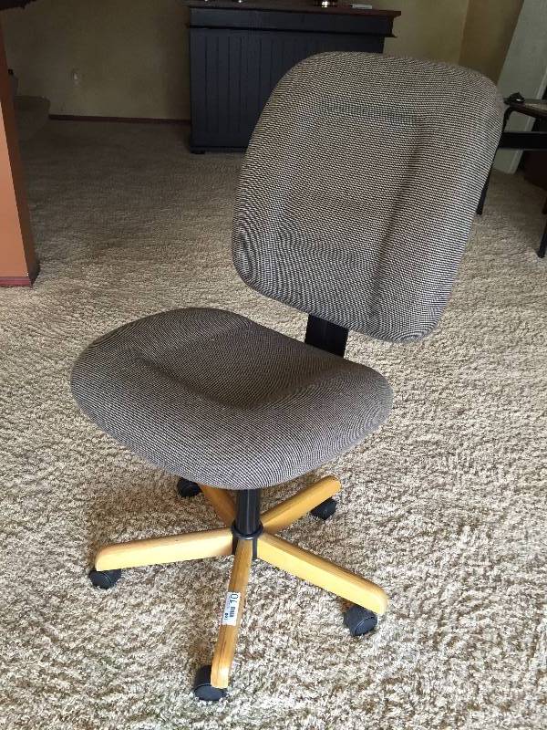 lot 108 image: Plush & Cushioned Ergonomic Office Task Chair - Super Condition