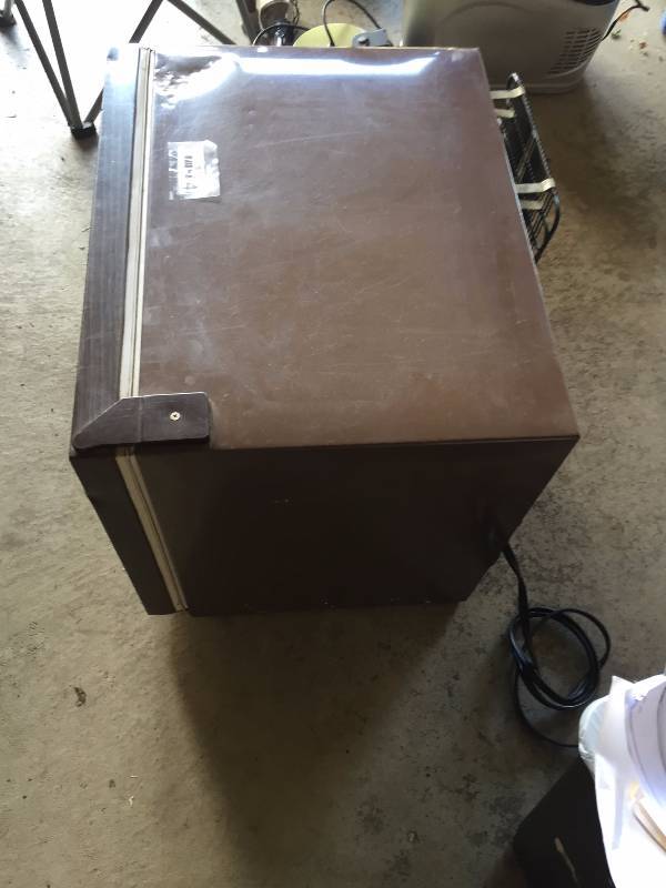 lot 48 image: Wood Grain Bar Refrigerator Mini Dorm Room Beverage Cooler Garage Beer Fridge Micro Brewing Wine Lab Cabin - Excellent Working & Very Clean Inside
