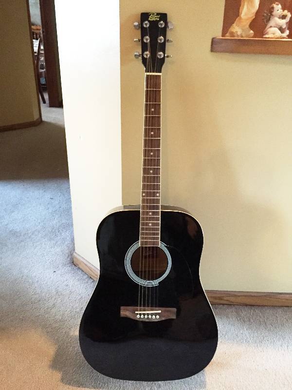 lot 116 image: Rogue Acoustic Guitar - Excellent Condition