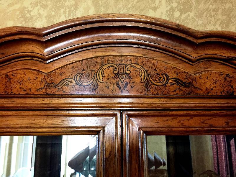 lot 72 image: WOW High Quality Gorgeous Vintage Bernhardt China Display Hutch Cabinet - Amazing  Just look at the details Matches Lot #69 - Excellent Condition