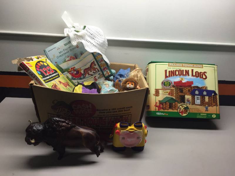 lot 1 image: LINCOLN LOGS BOX OF ASSORTED TOYS