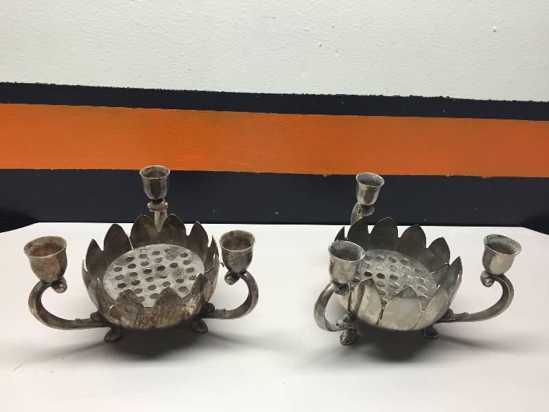 lot 6 image: CANDLE STICK HOLDERS, BRASS TEA POT AND ASSORTED BOWLS