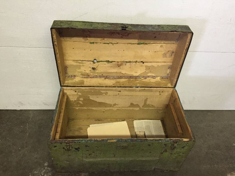 lot 10 image: VINTAGE TRUNK