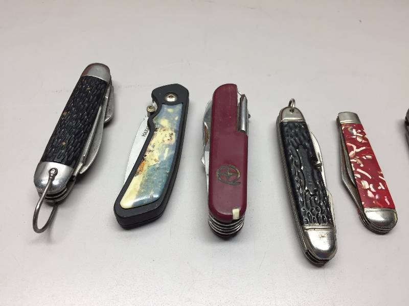 lot 33 image: KNIVES