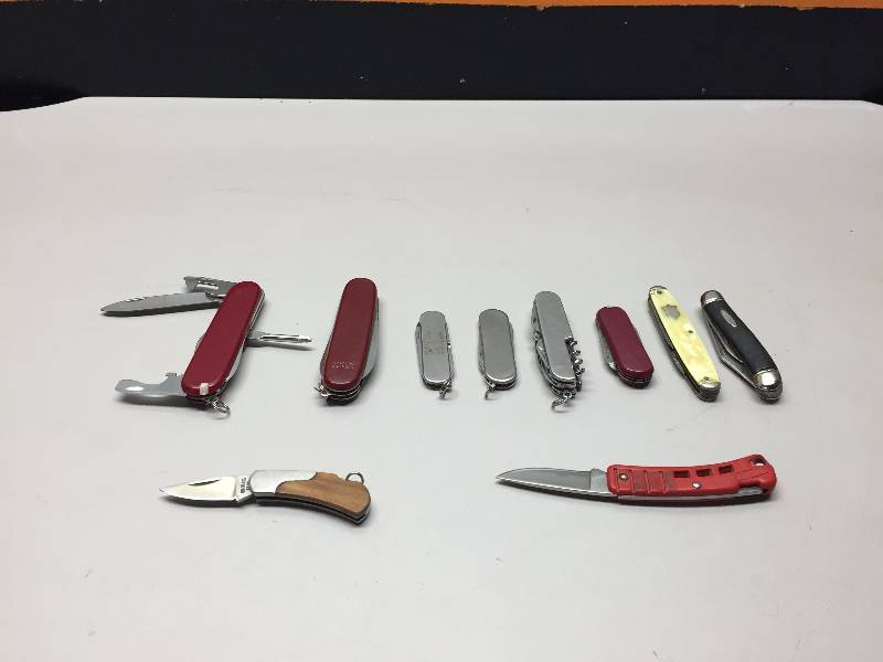 lot 34 image: KNIVES
