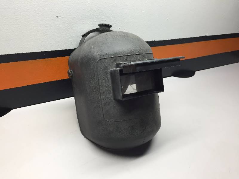 lot 44 image: TROUBLE LIGHT, WELDING HELMET, JACKS, LARGE CAULKING GUN, ELECTRIC HOT PLATE