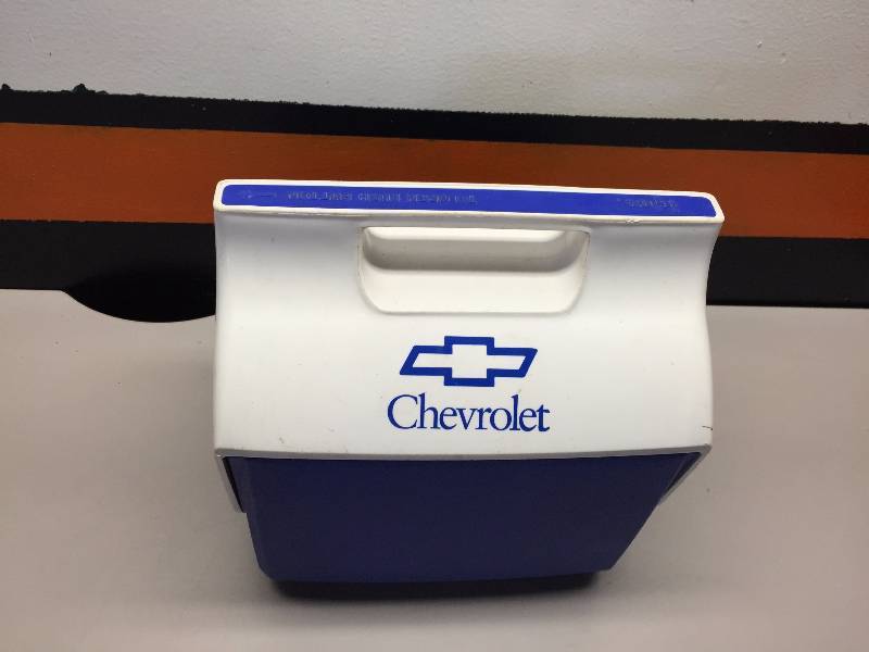 lot 49 image: SMALL SNOWMOBILE COVER, CHEVROLET 6PK COOLER