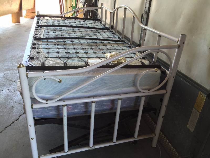 lot 66 image: DAY BED WITH TRUNDLE, MATTRESSES INCLUDED