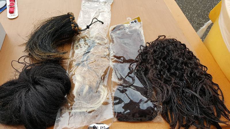 Lot of 7 pieces of hair exentions different styles and colors