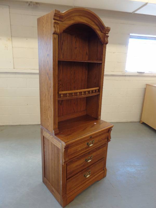 Bachelor Chest with Hutch
