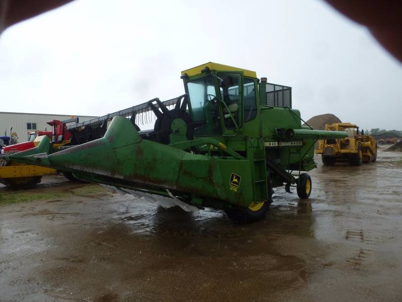 lot 7 image: John Deere 4400 Combine