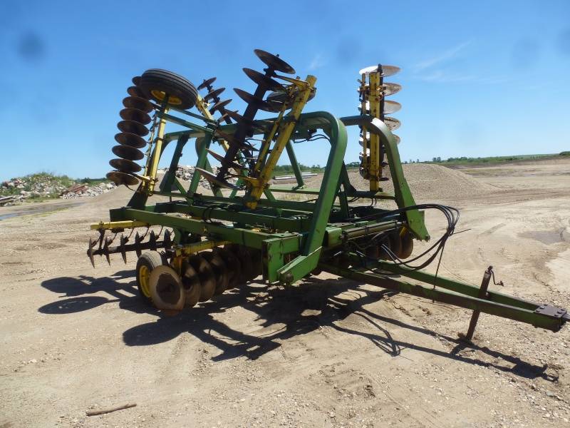 lot 12 image: John Deere 230 Disc