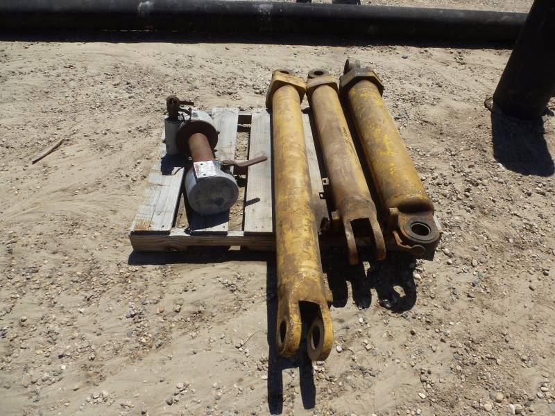 lot 70 image: Cat 627 Scaper Hydraulic Cylinders