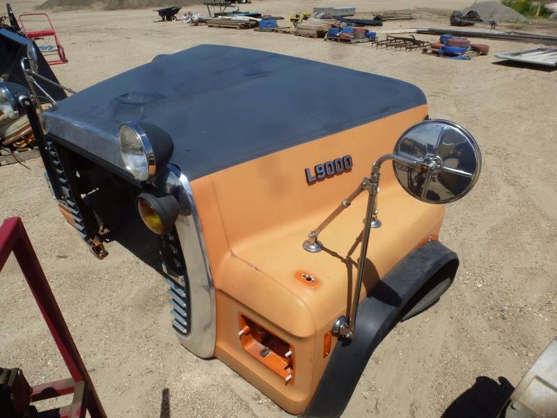 lot 87 image: 1997 Ford L9000 hood