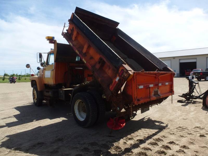 lot 19 image: 1992 Ford L8000 Dump Truck