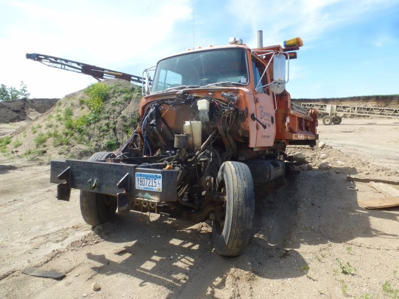 lot 25 image: 1992 Ford Parts Truck