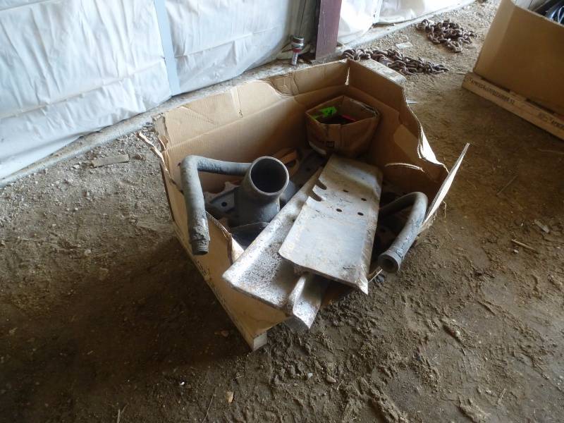 lot 165 image: Cat Dozer Foot Pads & Driver Sprockets
