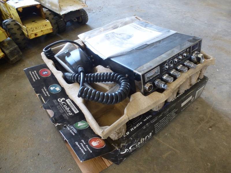lot 198 image: Cobra CB Radio