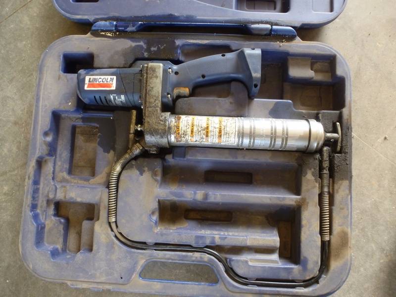 lot 206 image: Lincoln Grease gun