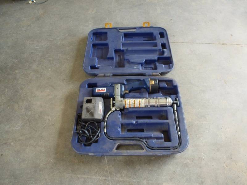lot 210 image: Lincoln Grease gun