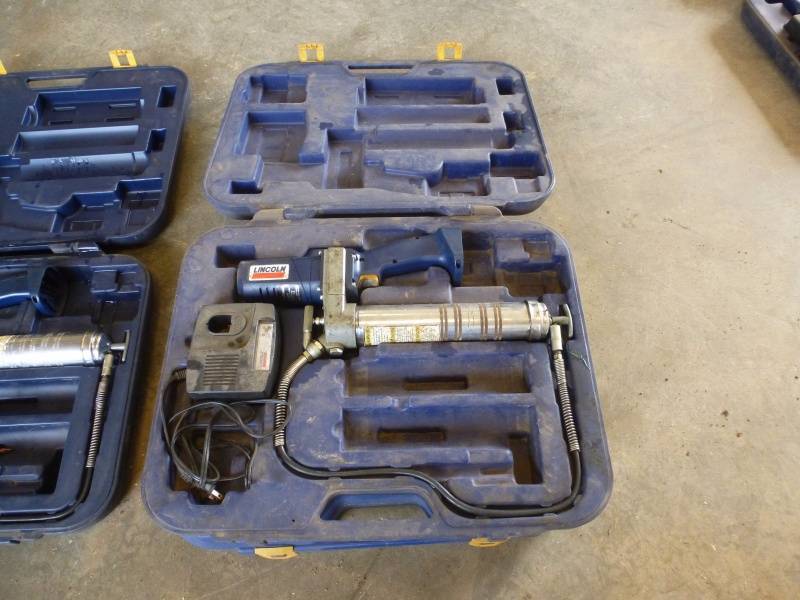lot 207 image: Lincoln Grease gun