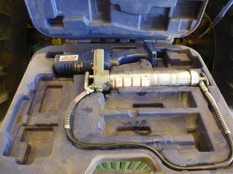 lot 209 image: Lincoln Grease gun