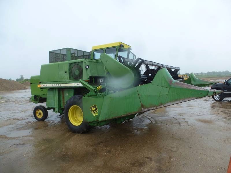 lot 8 image: John Deere 216 Bean Head