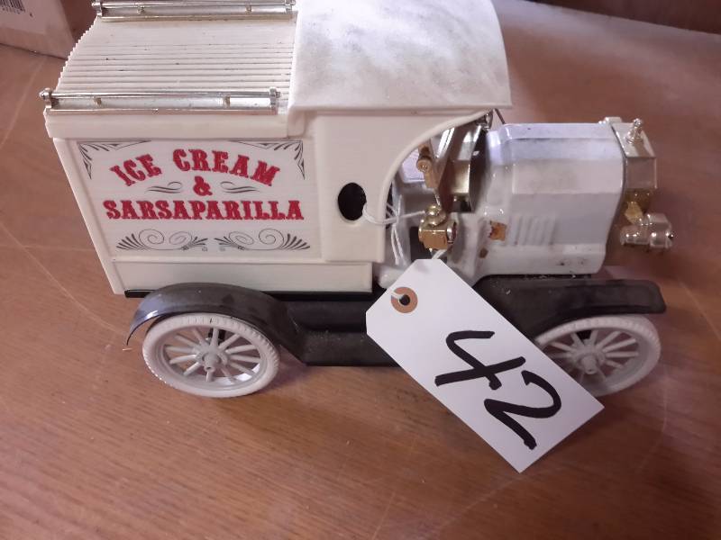 lot 42 image: Ice Cream and Sarsaparilla Decanter.. EMPTY
