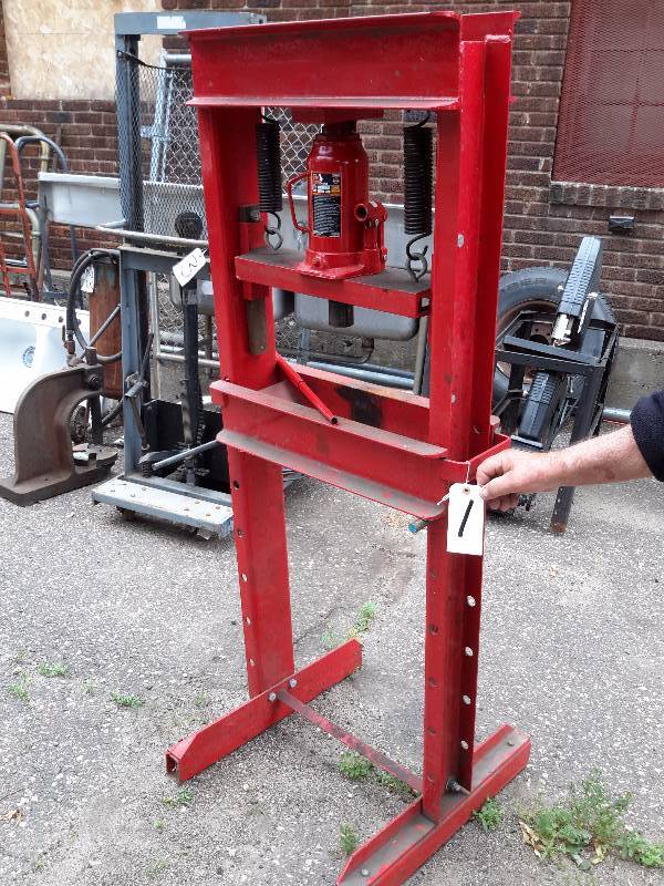 lot 1 image: 20 Ton Hydraulic Press.. Great Condition