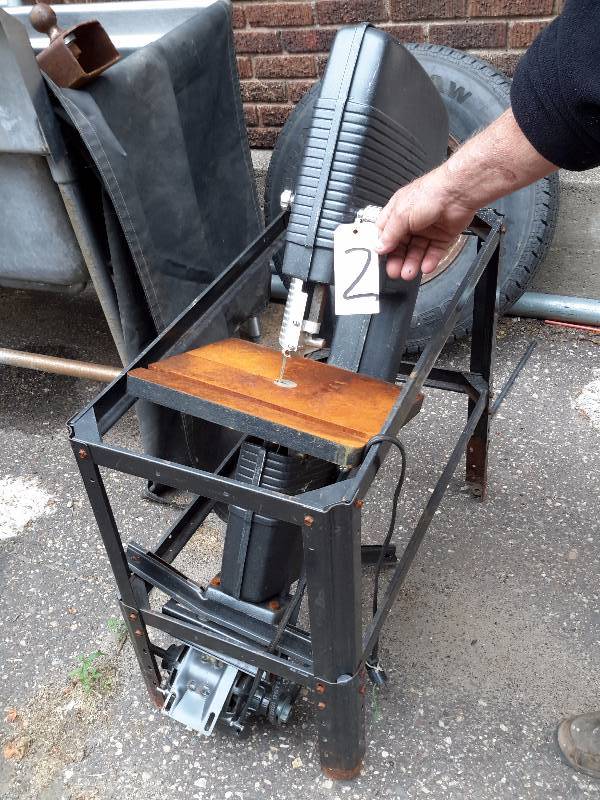 lot 2 image: Craftsman  Ban Saw..