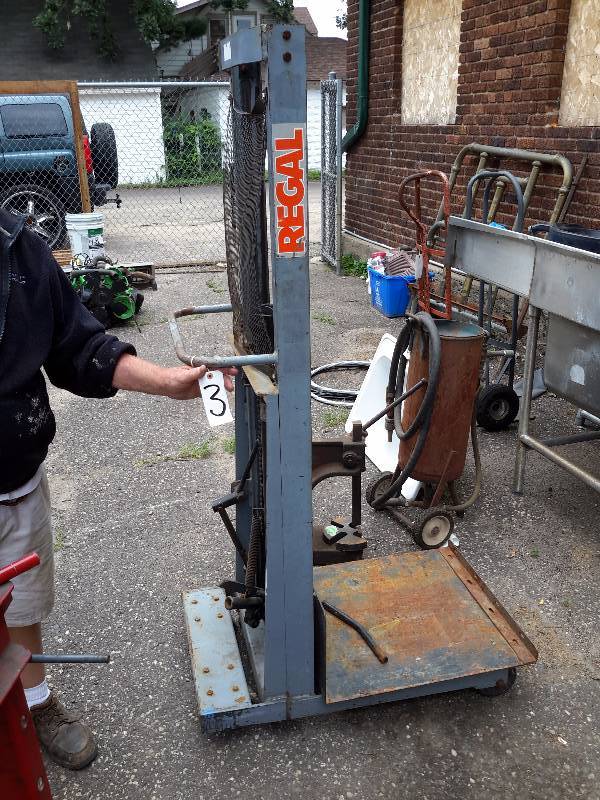 lot 3 image: Hydraulic Platform Lift