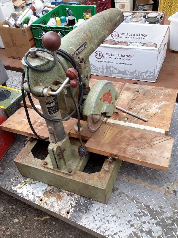 lot 6 image: Dewalt Radial Arm Saw.. Motor Runs fine