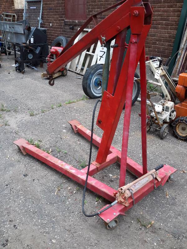 lot 7 image: Cherry Picker, Engine Hoist