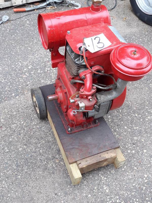lot 13 image: Wisconsin Antique Motor  Magneto Spark.. Turns over
