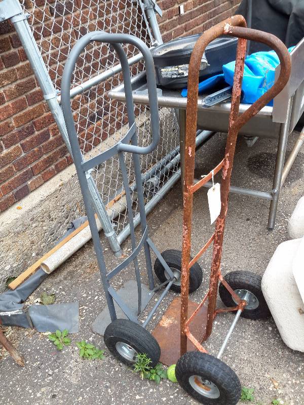 lot 19 image: 2, 2 wheel carts.. Tires need air