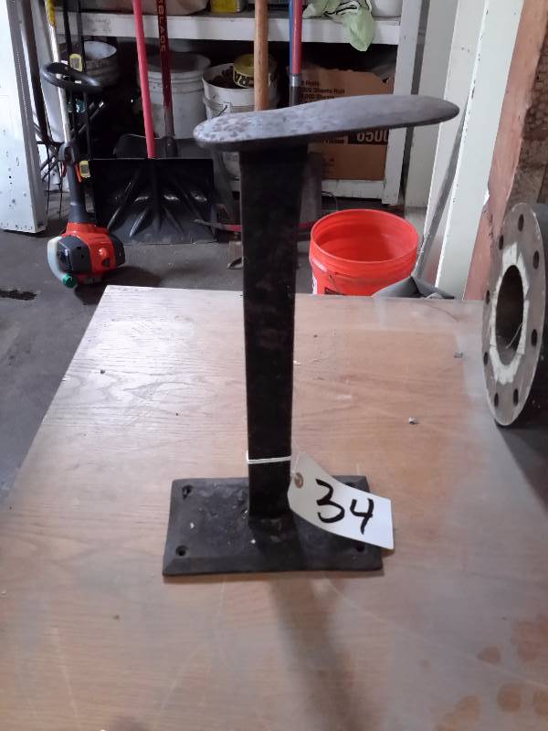 lot 34 image: Antique Shoe Repair Iron.. 16in h