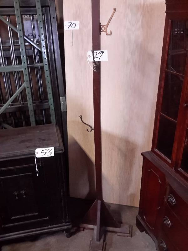 lot 29 image: Wood post coat rack.. 4 brass hooks..
