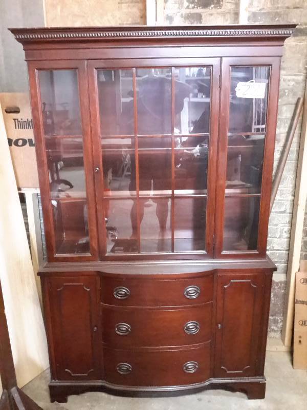 lot 28 image: Nice china hutchcabinet.. Looks like Walnut wood.. Excellent shape