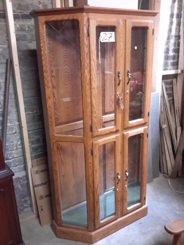 lot 27 image: Very  nice Oak cabinet.. Glass Shelves..