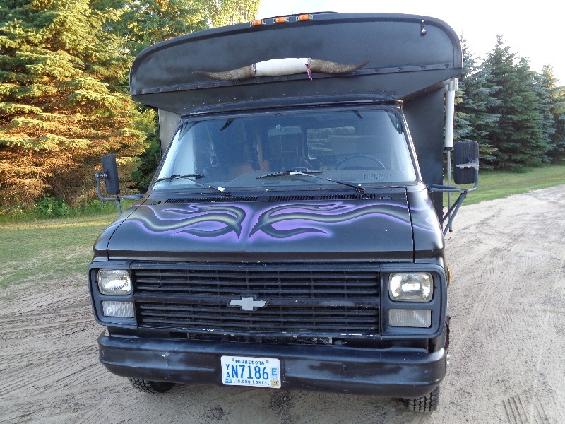 lot 1 image: Minnesota Vikings Themed Party Bus