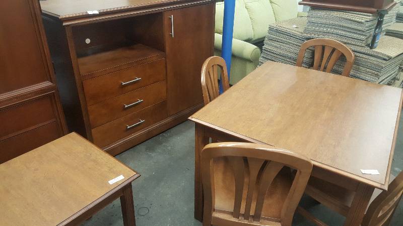 Kitchen Table & 4 Chairs.  Nice wood finsh.  High quality by Sorrentino Mariani & Company