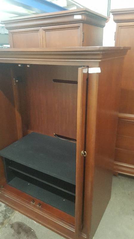 Thomasville Dark Wood Entertainment Cabinet. Hideaway doors.