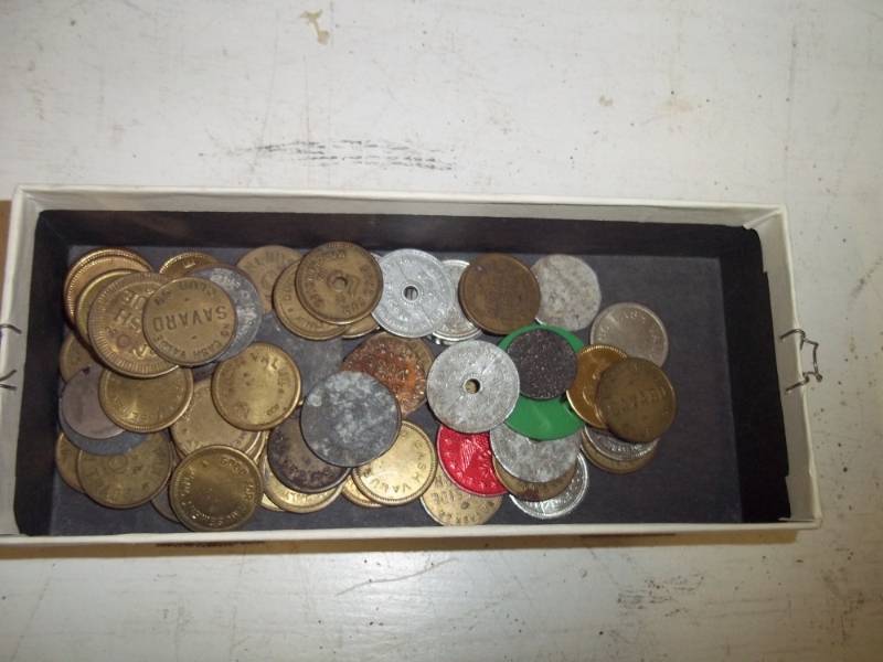 lot 168 image: Box of play coins