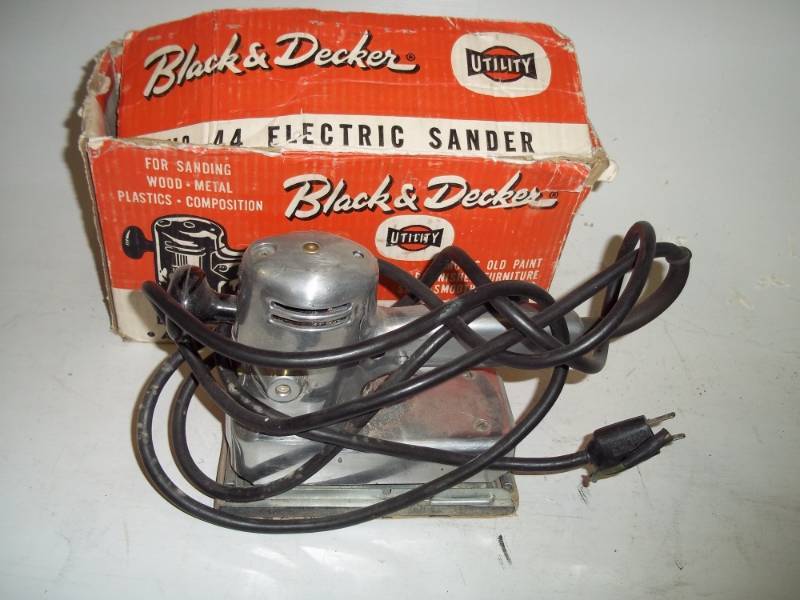 lot 180 image: Black and Decker No 44 Electric Sander with original box and sandpaper