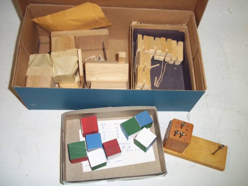 lot 184 image: Wood puzzles