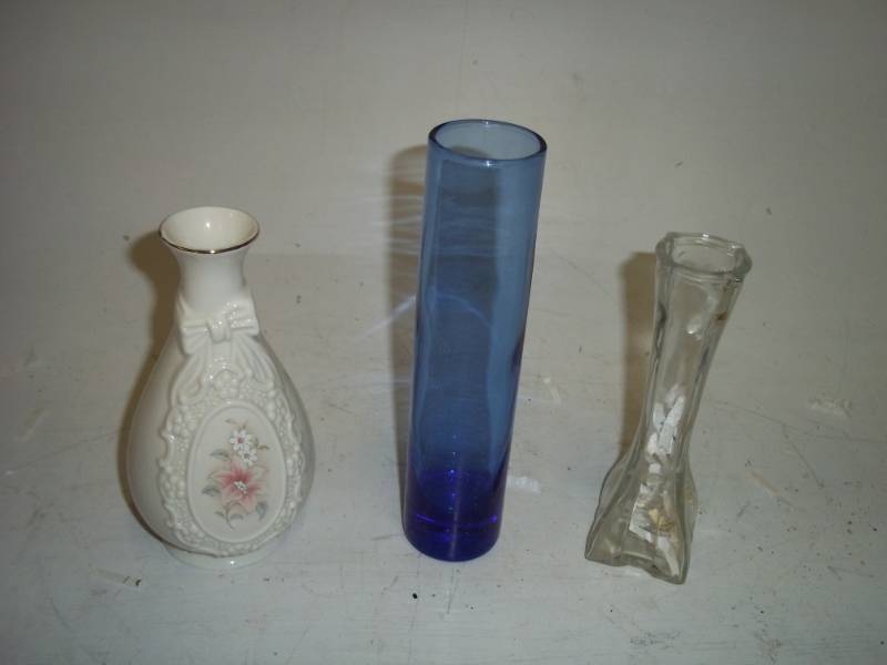 lot 188 image: 3 Vases