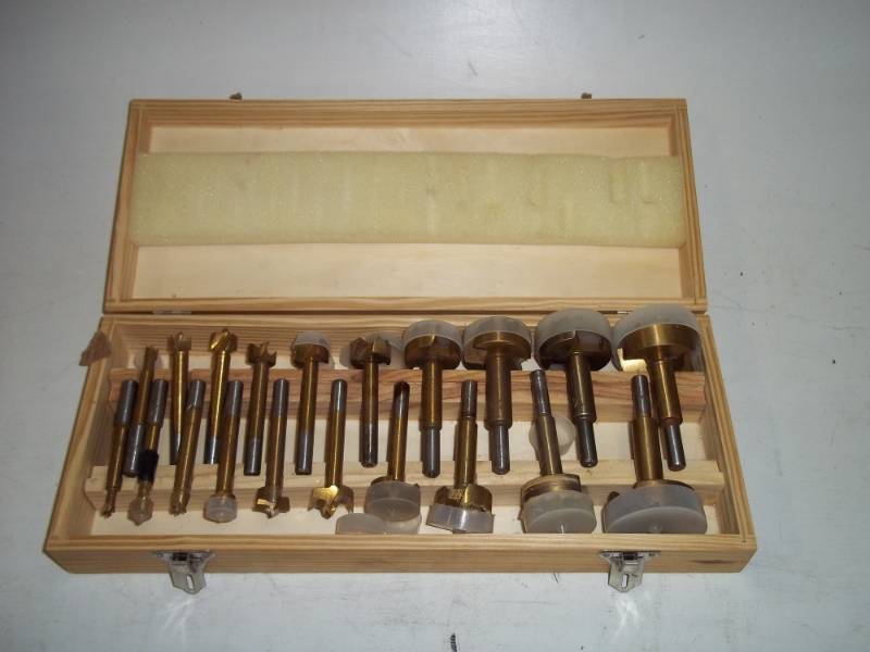 lot 225 image: Router bits with case