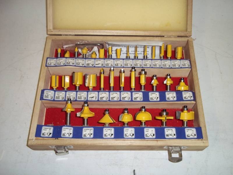 lot 226 image: Router bits with case